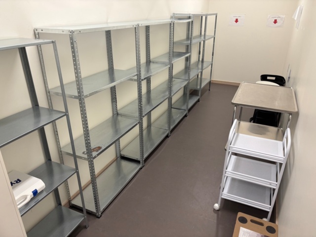 1442215-1 Warehouse shelves, trolleys, rolling board, stool, bench