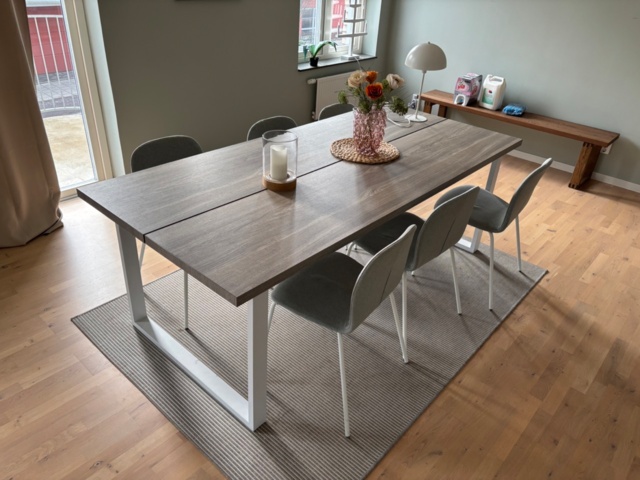 1442226-2 Skrivbord, bord, matta, sittbänk, köksutrustning