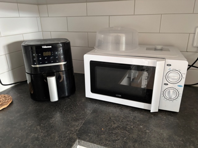 1442226-5 Skrivbord, bord, matta, sittbänk, köksutrustning