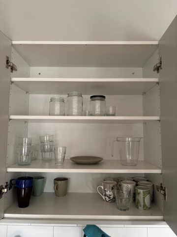 1442226-6 Skrivbord, bord, matta, sittbänk, köksutrustning