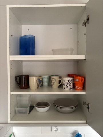 1442226-7 Skrivbord, bord, matta, sittbänk, köksutrustning