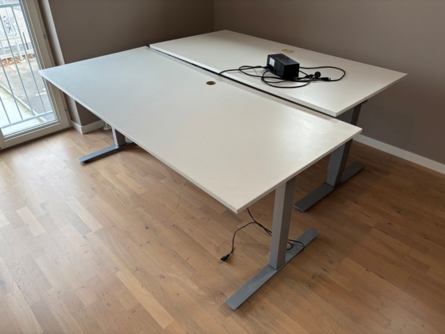 1442226-8 Skrivbord, bord, matta, sittbänk, köksutrustning