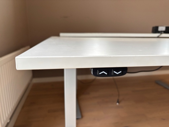 1442226-9 Skrivbord, bord, matta, sittbänk, köksutrustning