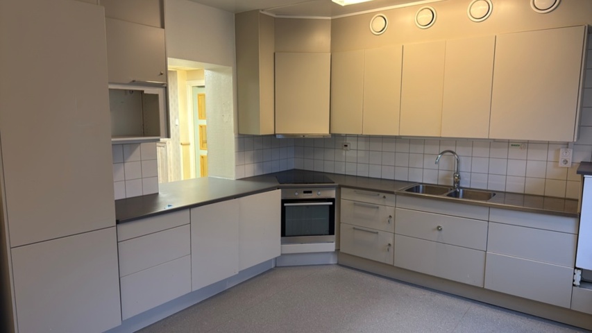 1454524-1 Complete kitchen - angled from 2017 (dismantled)