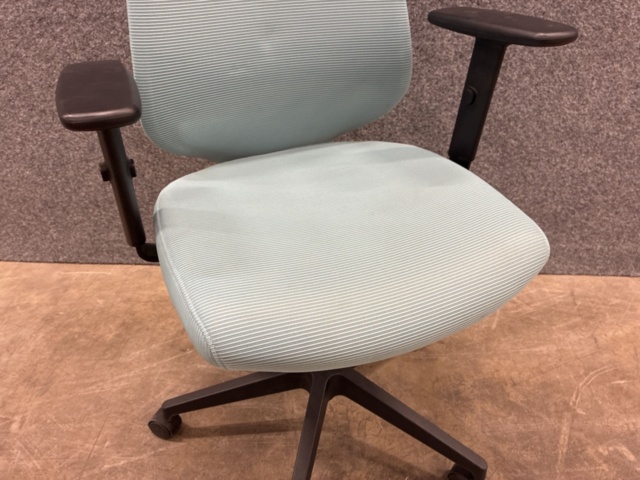 1460550-2 Höj och sänkbar kontorsstol