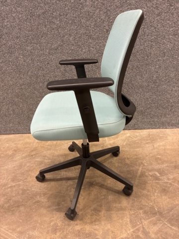 1460550-8 Höj och sänkbar kontorsstol