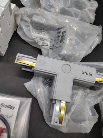 1447683-8 Elkomponenter, parti – terminaler, kontaktdelar, relämoduler