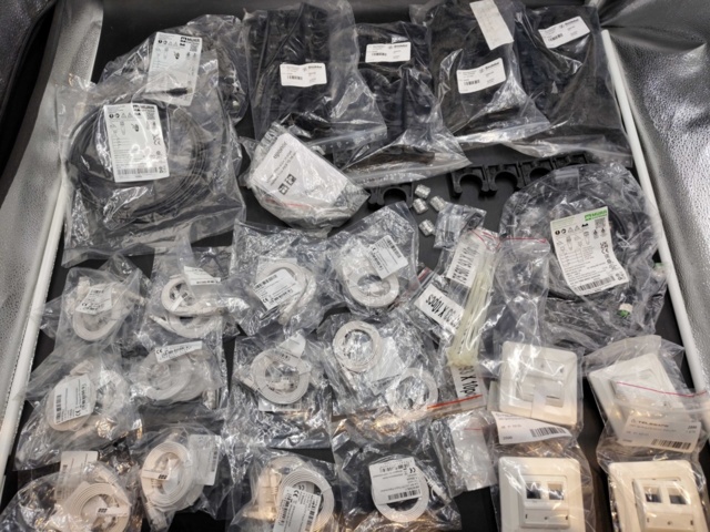 1447684-1 Installationsmaterial nätverk & automationskomponenter – blandat parti