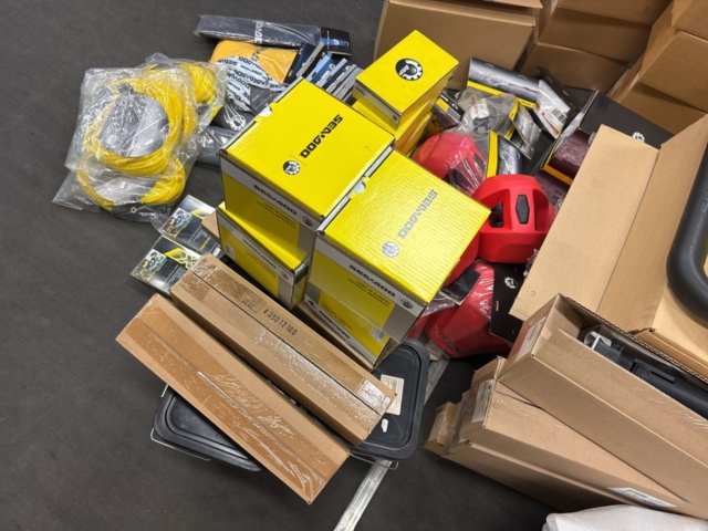 1409391-32 Lot of accessories and components in the category - Jet Ski #2