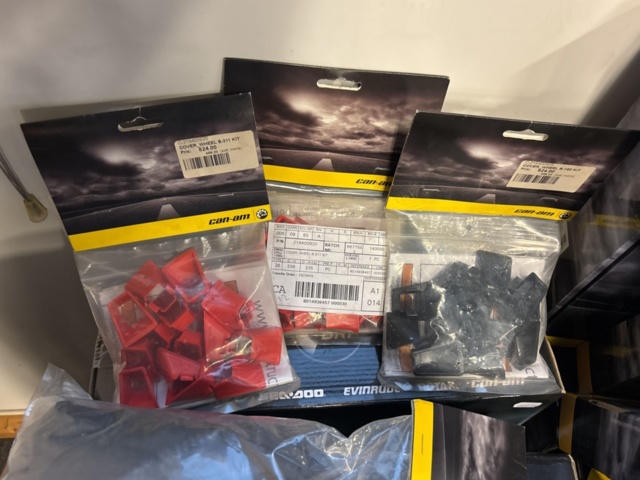 1409386-43 Lot with accessories in the category - three-wheeled motorcycles (Ryker)