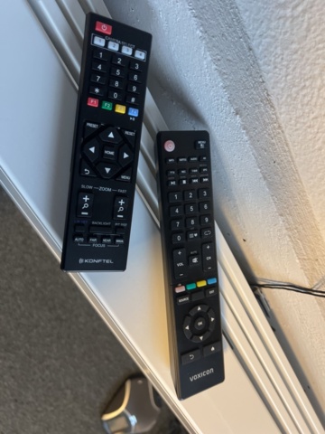 1431576-6 Conference equipment - Screens, camera and microphone