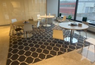 1431583 Kontorsinredning - Bord, barstolar, klädställning, m.m.