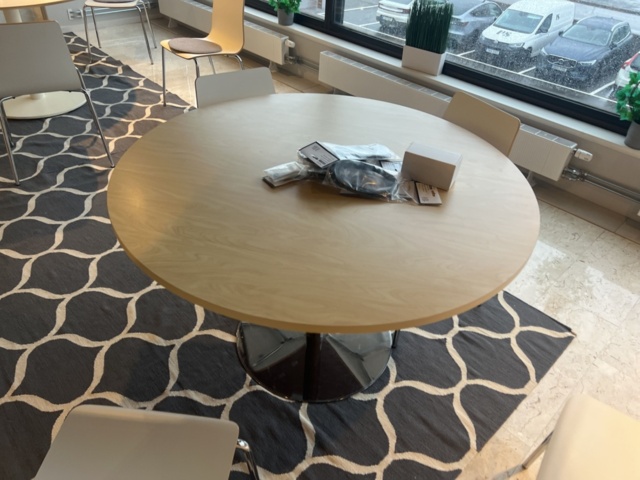 1431583-2 Kontorsinredning - Bord, barstolar, klädställning, m.m.