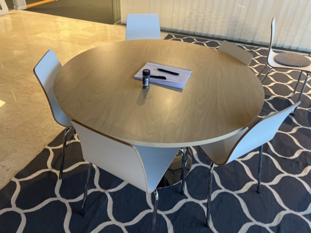 1431583-3 Kontorsinredning - Bord, barstolar, klädställning, m.m.