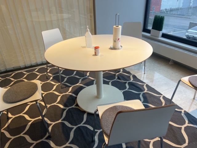 1431583-4 Kontorsinredning - Bord, barstolar, klädställning, m.m.