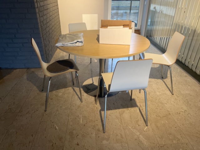 1431583-5 Kontorsinredning - Bord, barstolar, klädställning, m.m.