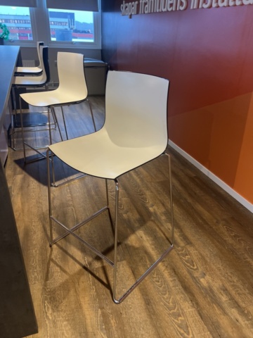 1431583-6 Kontorsinredning - Bord, barstolar, klädställning, m.m.