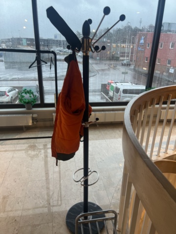 1431583-8 Kontorsinredning - Bord, barstolar, klädställning, m.m.