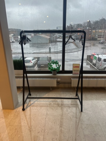 1431583-9 Kontorsinredning - Bord, barstolar, klädställning, m.m.