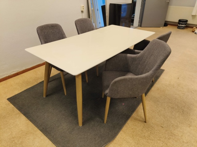 1401076-1 Bord, stolar, spegel och skåp