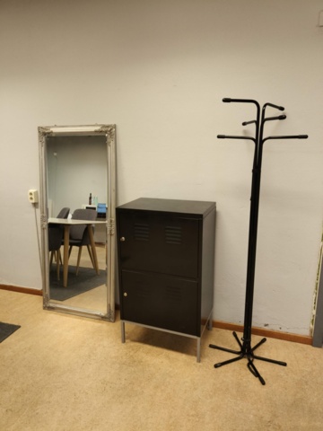 1401076-2 Bord, stolar, spegel och skåp