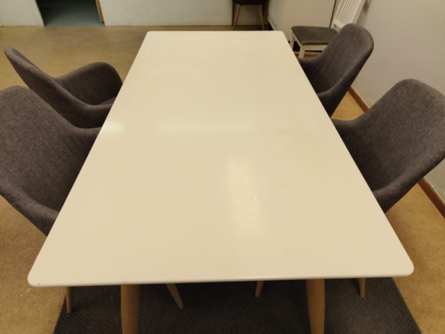 1401076-3 Bord, stolar, spegel och skåp