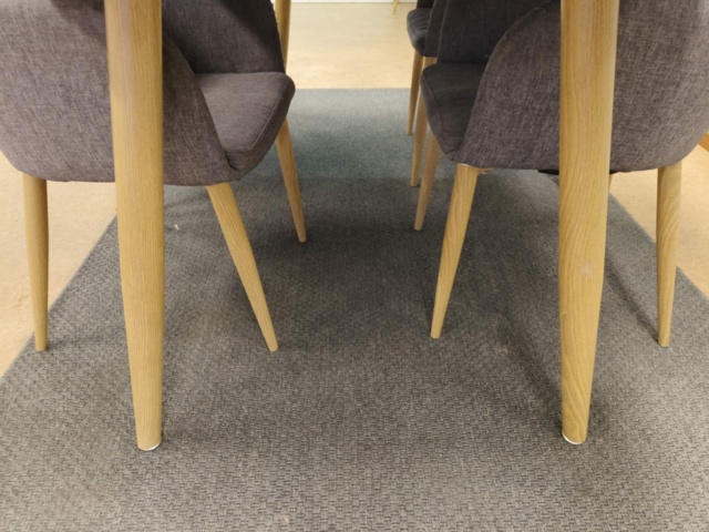 1401076-4 Bord, stolar, spegel och skåp