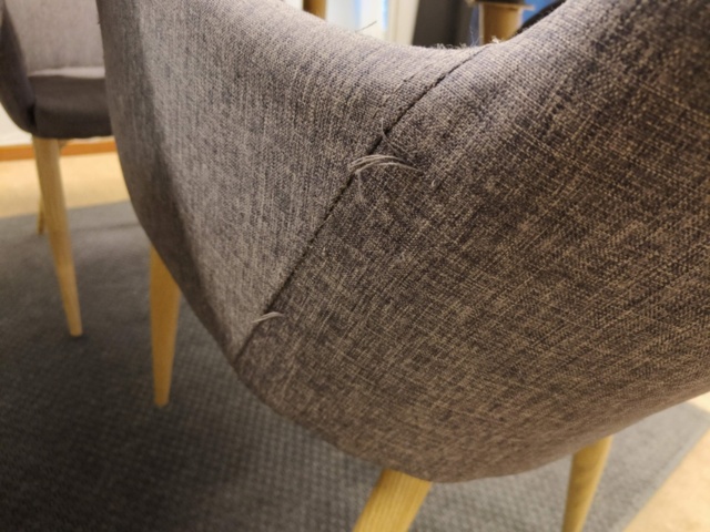 1401076-12 Bord, stolar, spegel och skåp