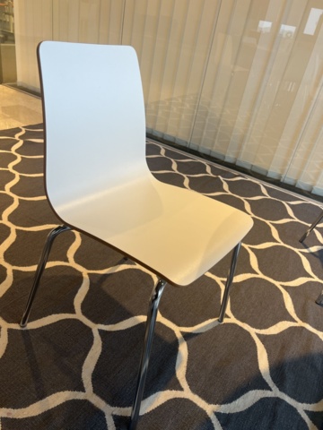 1431583-10 Kontorsinredning - Bord, barstolar, klädställning, m.m.