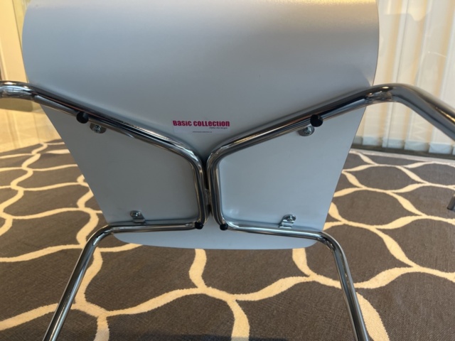 1431583-11 Kontorsinredning - Bord, barstolar, klädställning, m.m.