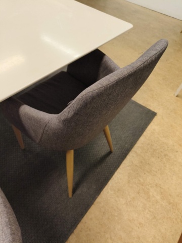 1401076-14 Bord, stolar, spegel och skåp