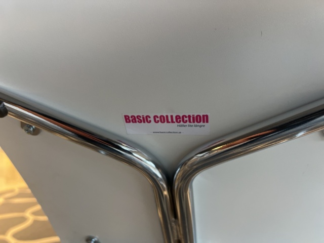 1431583-12 Kontorsinredning - Bord, barstolar, klädställning, m.m.