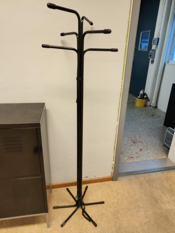 1401076-17 Bord, stolar, spegel och skåp