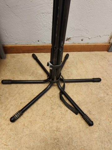 1401076-18 Bord, stolar, spegel och skåp