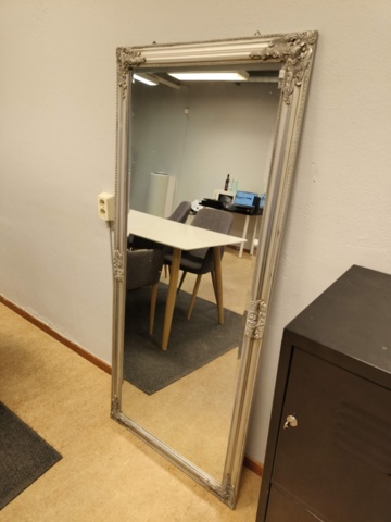 1401076-19 Bord, stolar, spegel och skåp