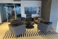 1431584 Kontorsinredning - Skärm, fåtöljer, golvlampa, m.m.