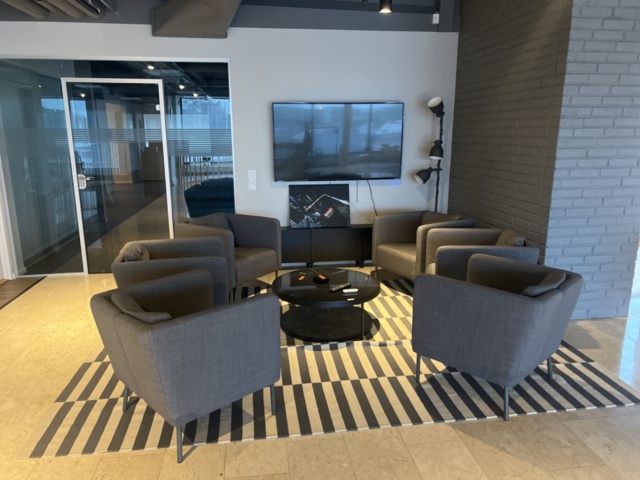 1431584-1 Kontorsinredning - Skärm, fåtöljer, golvlampa, m.m.