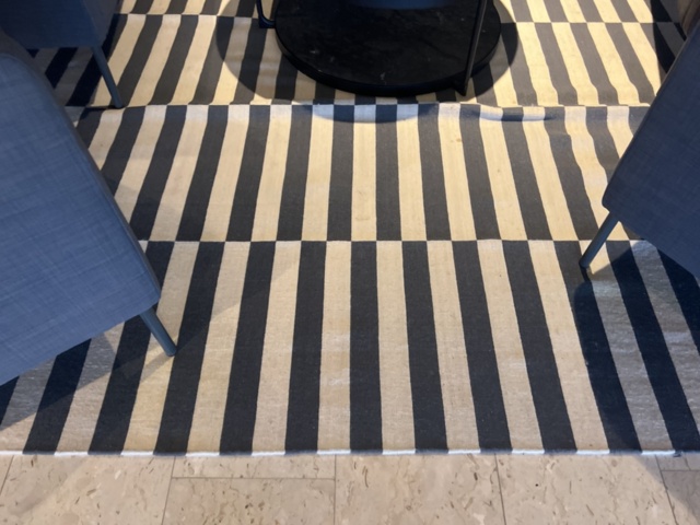 1431584-2 Kontorsinredning - Skärm, fåtöljer, golvlampa, m.m.