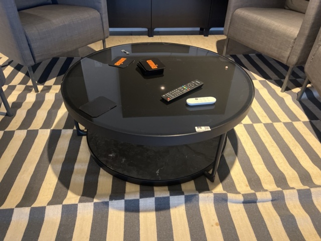 1431584-3 Kontorsinredning - Skärm, fåtöljer, golvlampa, m.m.