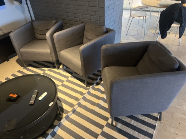 1431584-4 Kontorsinredning - Skärm, fåtöljer, golvlampa, m.m.