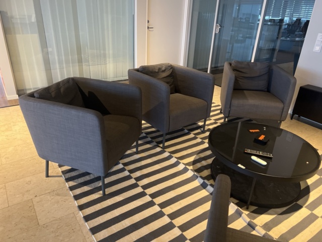 1431584-5 Kontorsinredning - Skärm, fåtöljer, golvlampa, m.m.