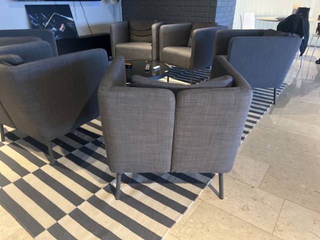 1431584-6 Kontorsinredning - Skärm, fåtöljer, golvlampa, m.m.