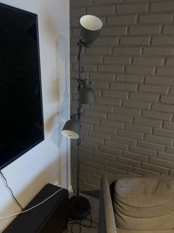 1431584-8 Kontorsinredning - Skärm, fåtöljer, golvlampa, m.m.