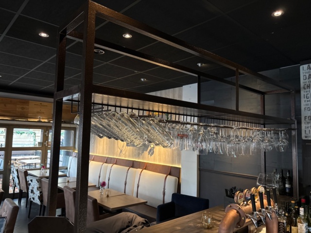 1442231-1 Glasställ till bardisk och stor mängd glas