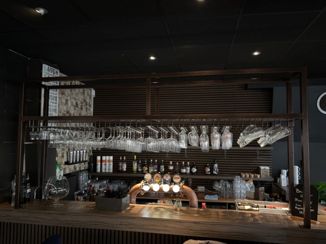 1442231-2 Glasställ till bardisk och stor mängd glas