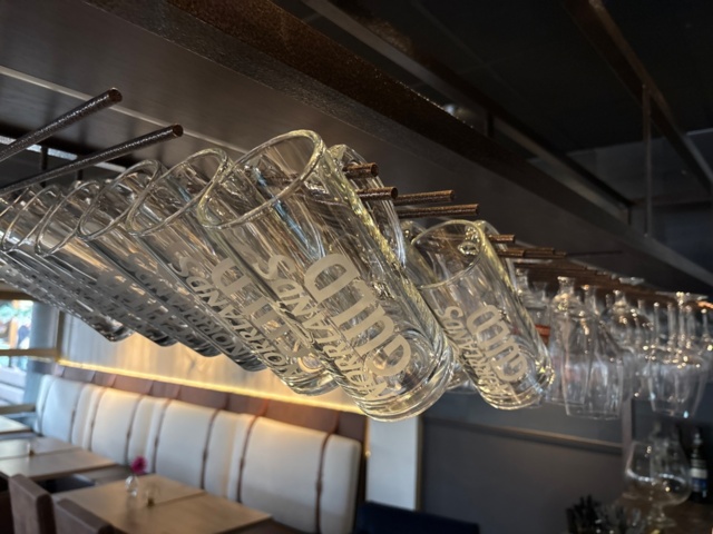 1442231-4 Glasställ till bardisk och stor mängd glas