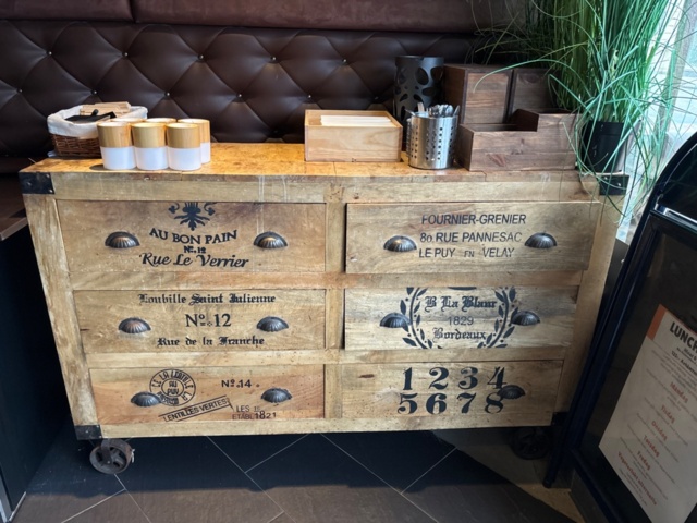 1442234-1 Skänk med innehåll - Bestick, servetter, m.m.