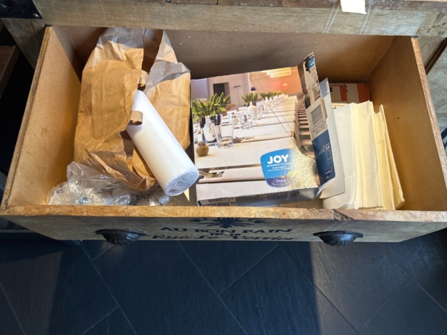 1442234-2 Skänk med innehåll - Bestick, servetter, m.m.