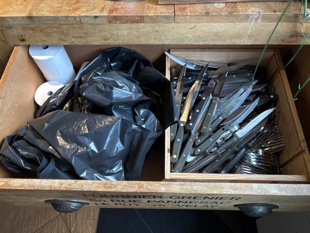 1442234-3 Skänk med innehåll - Bestick, servetter, m.m.