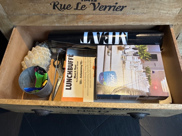 1442234-4 Skänk med innehåll - Bestick, servetter, m.m.